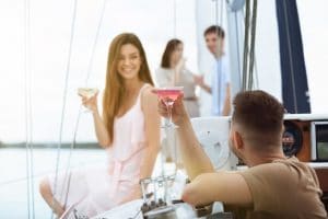 joyeux-couple-souriant-buvant-cocktails-vodka-lors-fete-bateau-plein-air-joyeux-heureux-jeunes-s-amusent-dans-concept-tour-mer-jeunesse-vacances-ete-alcool-vacances-repos-amour